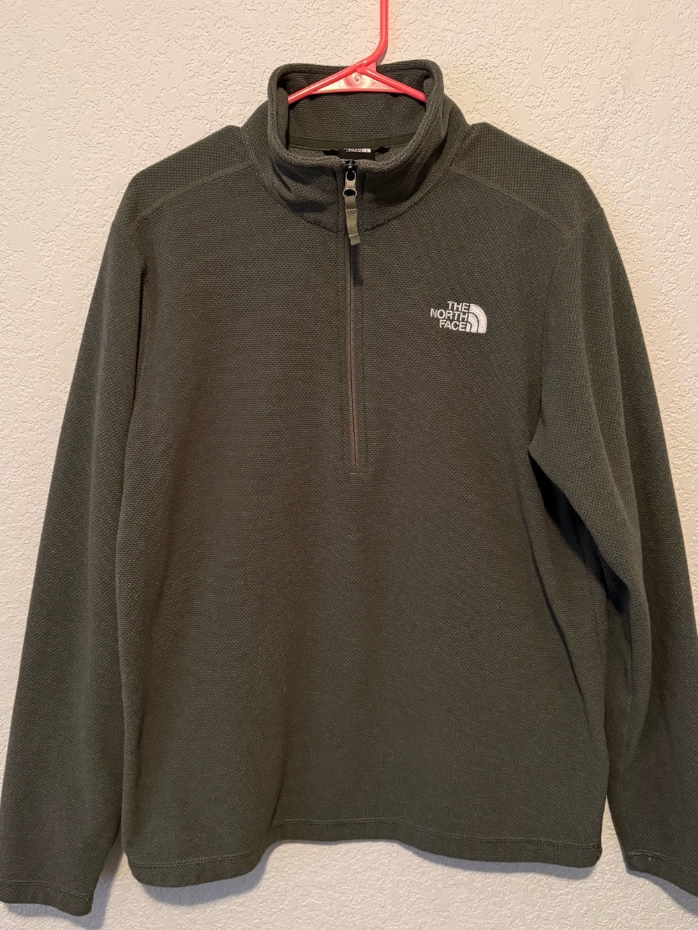 The North Face Men’s Quarter Zip Pullover – Size M